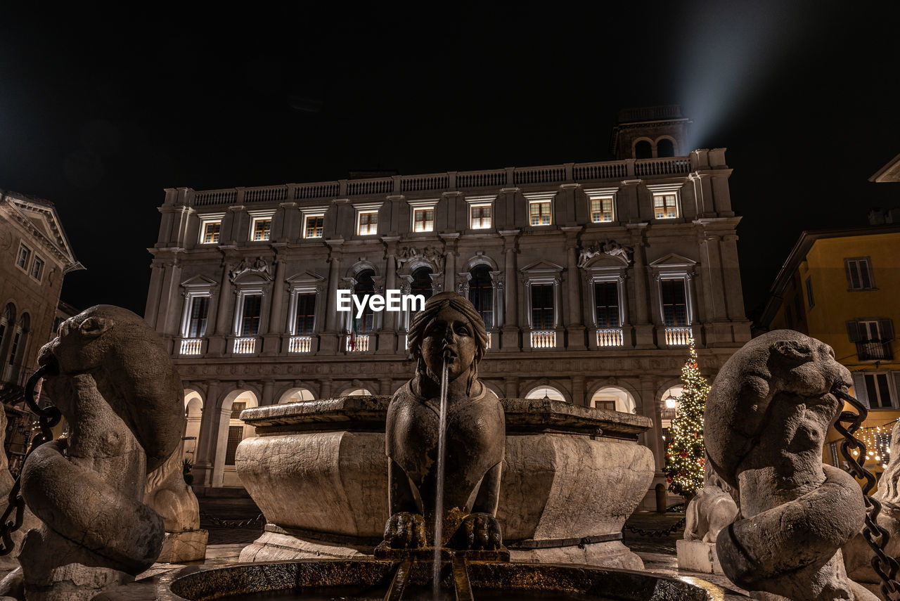 The sphinx of the contarini fountain in the foreground in front of the colleoni library