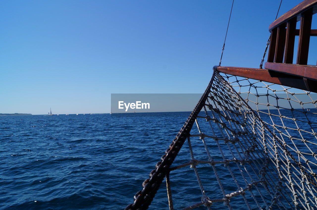 SAILBOAT ON SEA AGAINST CLEAR SKY