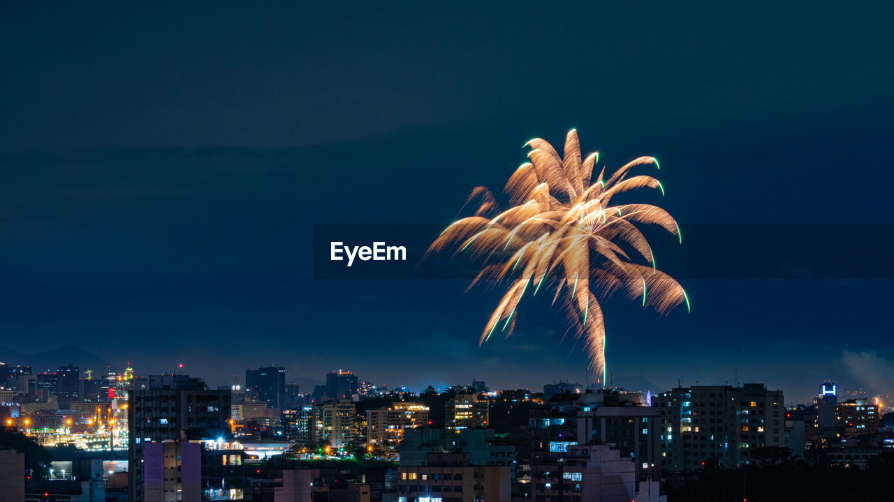 Images with new year's, réveillon, fireworks exploding in the sky in niterói, rio de janeiro, brazil