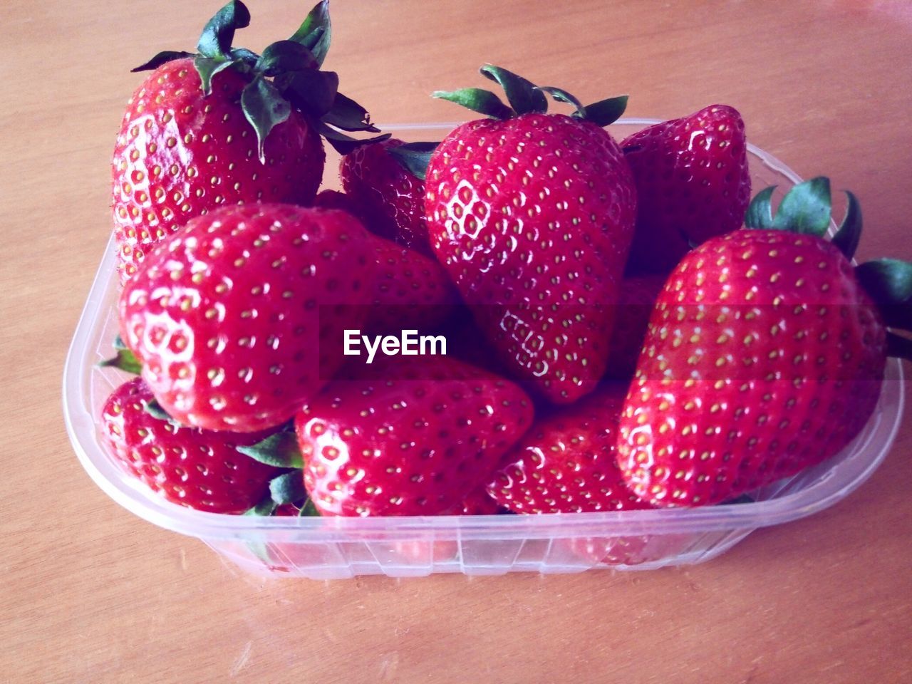 HIGH ANGLE VIEW OF STRAWBERRIES IN BOWL