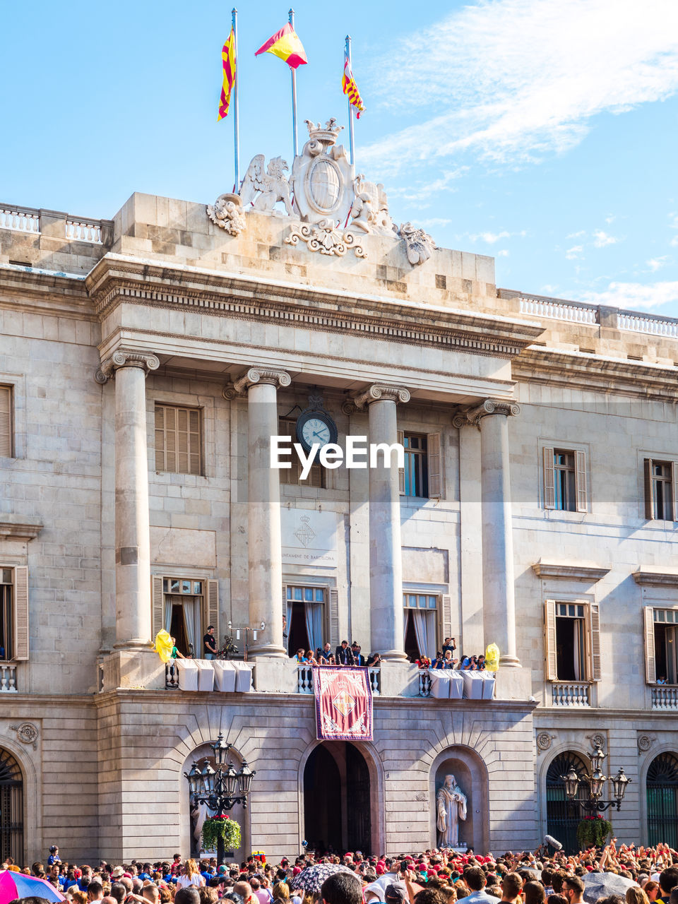 GROUP OF PEOPLE IN FRONT OF A BUILDING