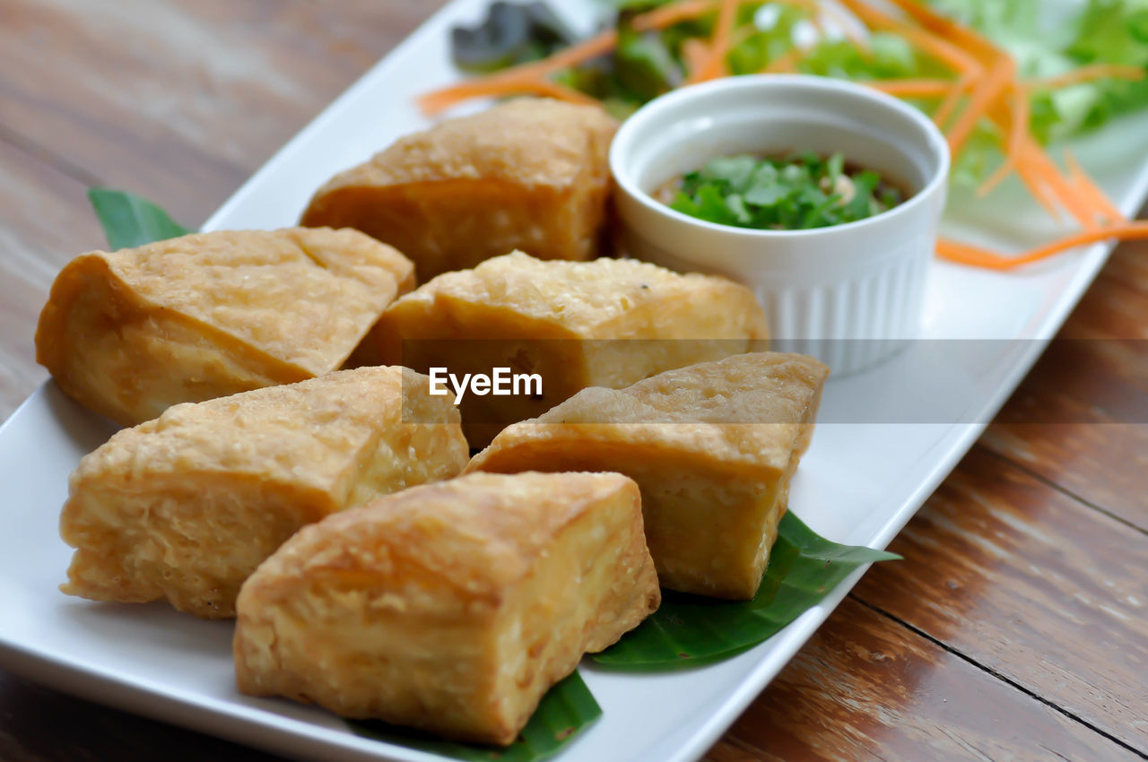 HIGH ANGLE VIEW OF FOOD SERVED IN PLATE