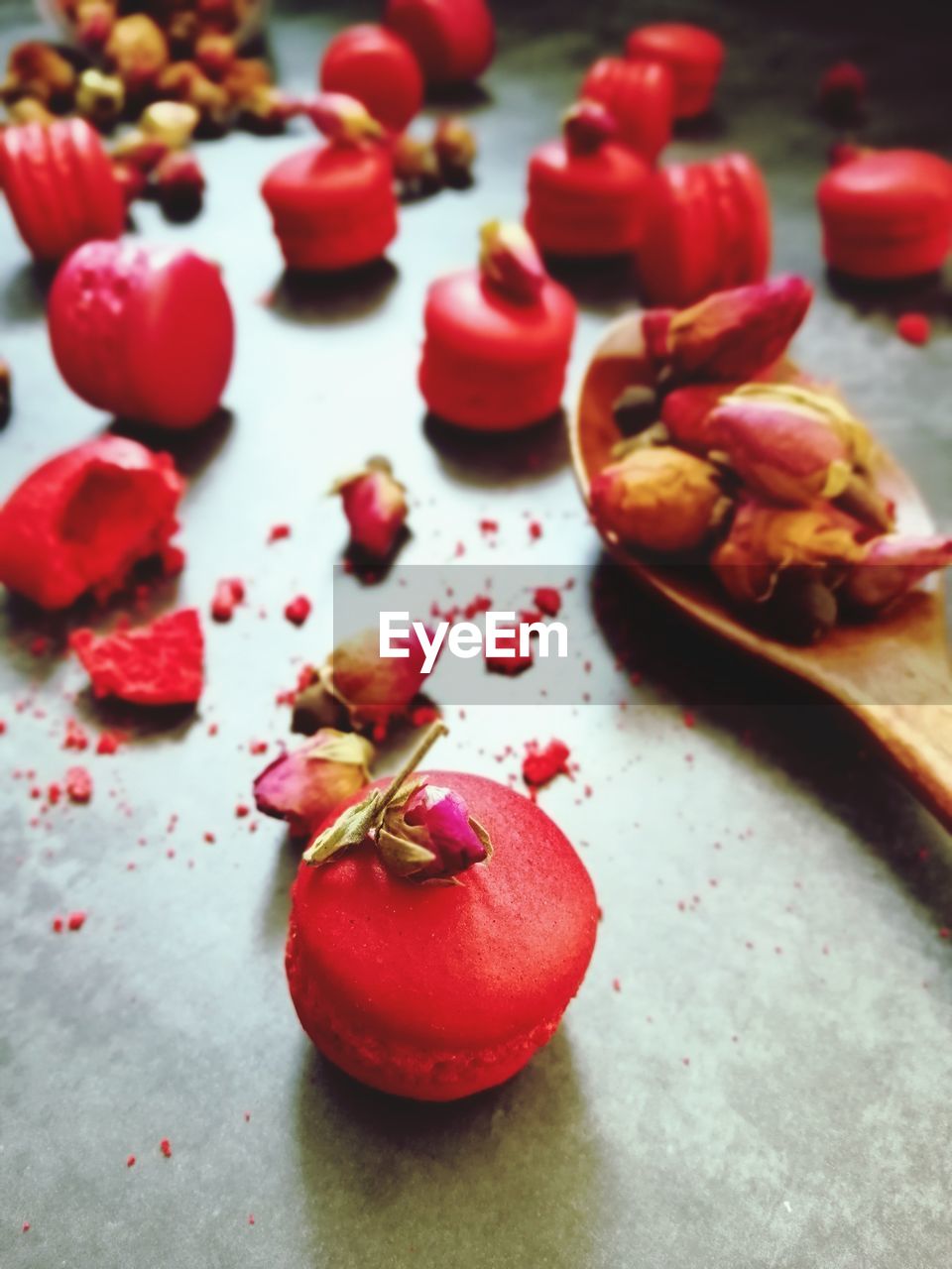 HIGH ANGLE VIEW OF STRAWBERRIES IN PLATE