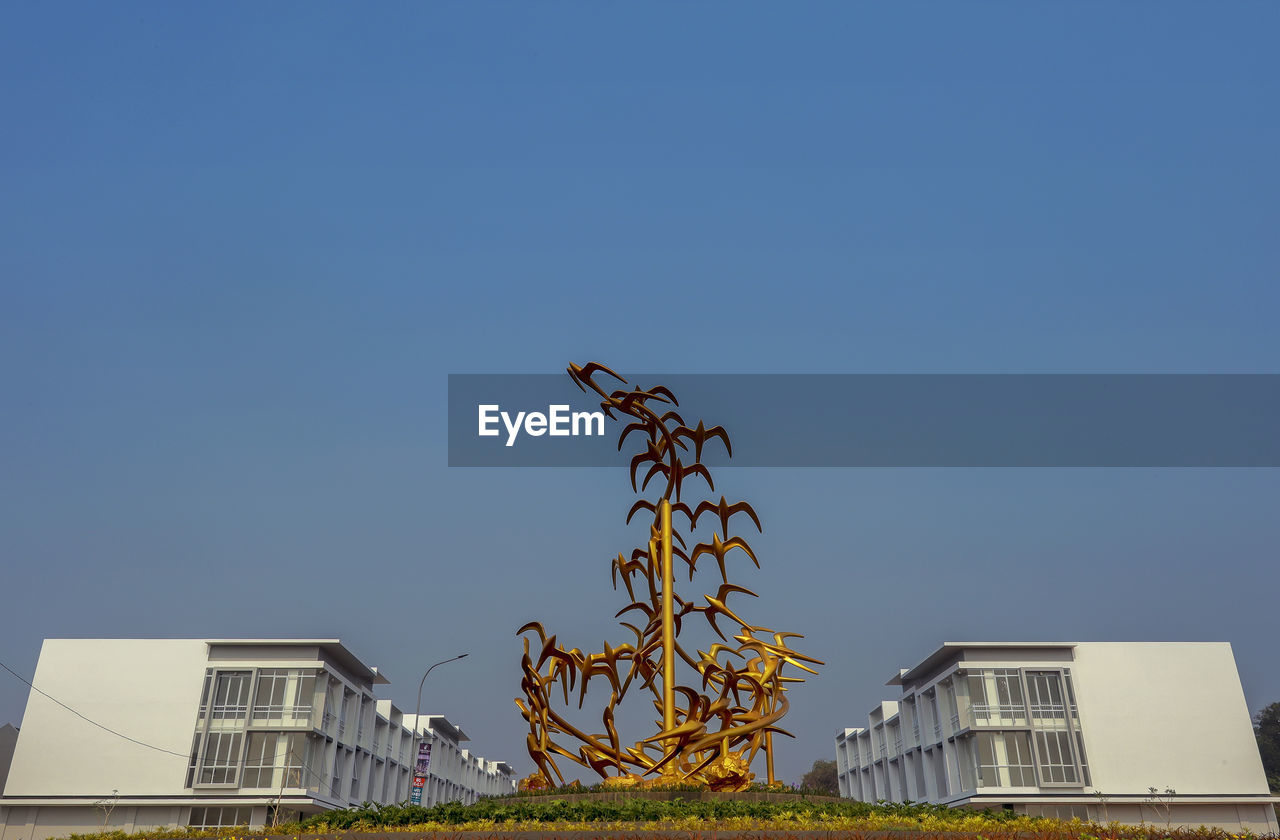 LOW ANGLE VIEW OF BUILDING AGAINST CLEAR SKY