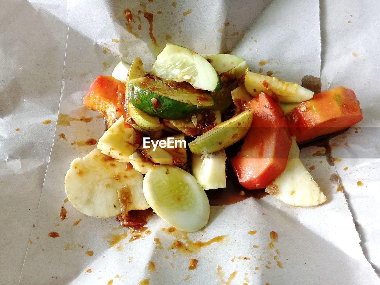 HIGH ANGLE VIEW OF FRUITS AND VEGETABLES ON PLATE