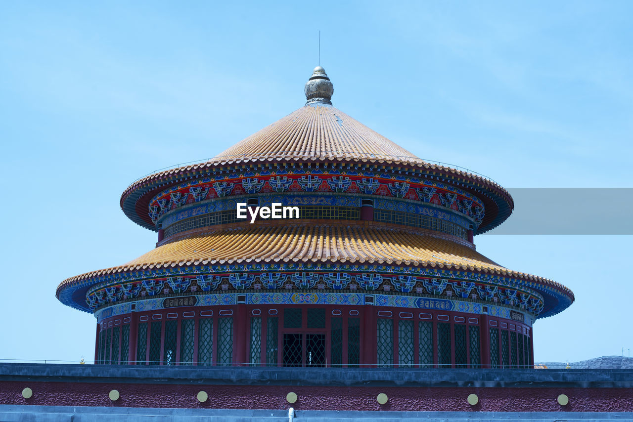 LOW ANGLE VIEW OF TEMPLE BUILDING