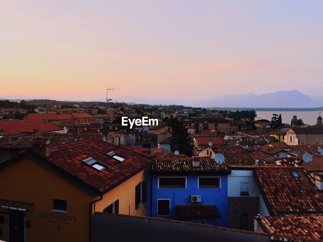 HIGH ANGLE SHOT OF TOWNSCAPE AGAINST SKY