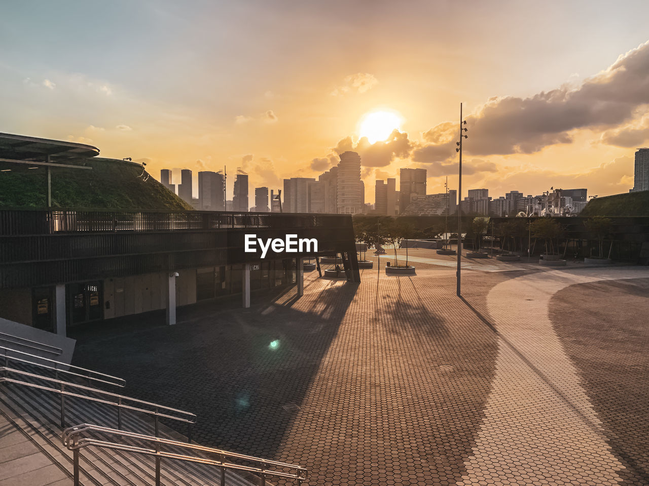 VIEW OF CITY BUILDINGS DURING SUNSET