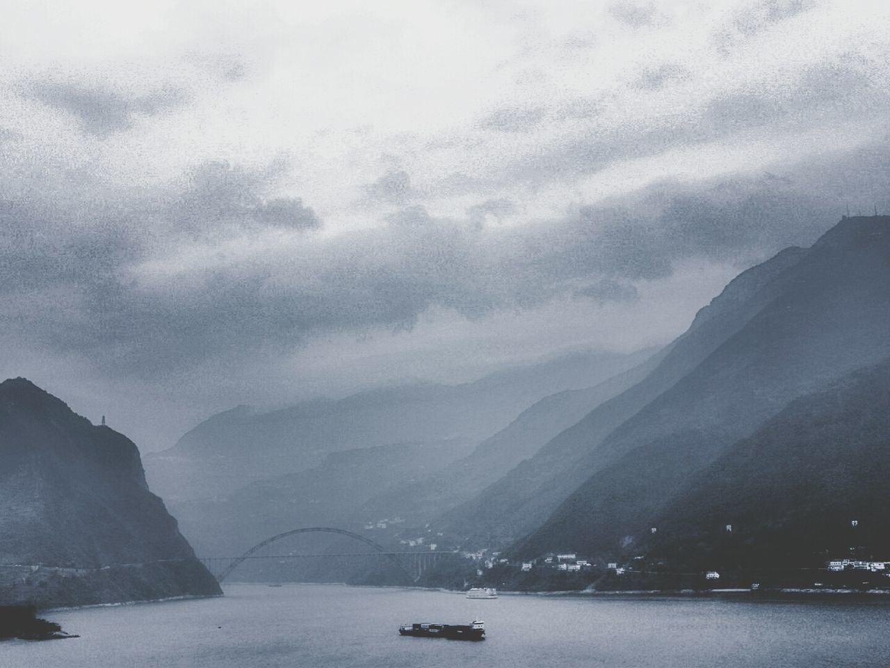 SCENIC VIEW OF LAKE BY MOUNTAIN AGAINST SKY