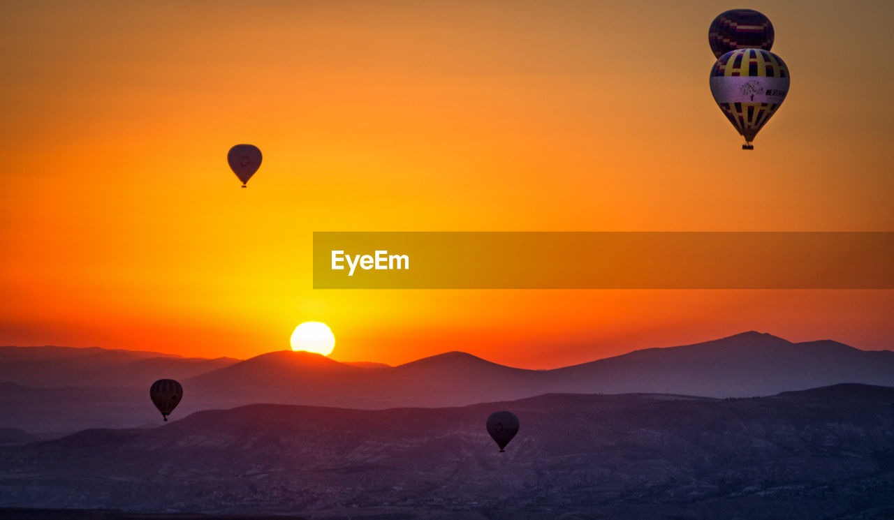 HOT AIR BALLOONS FLYING IN SKY