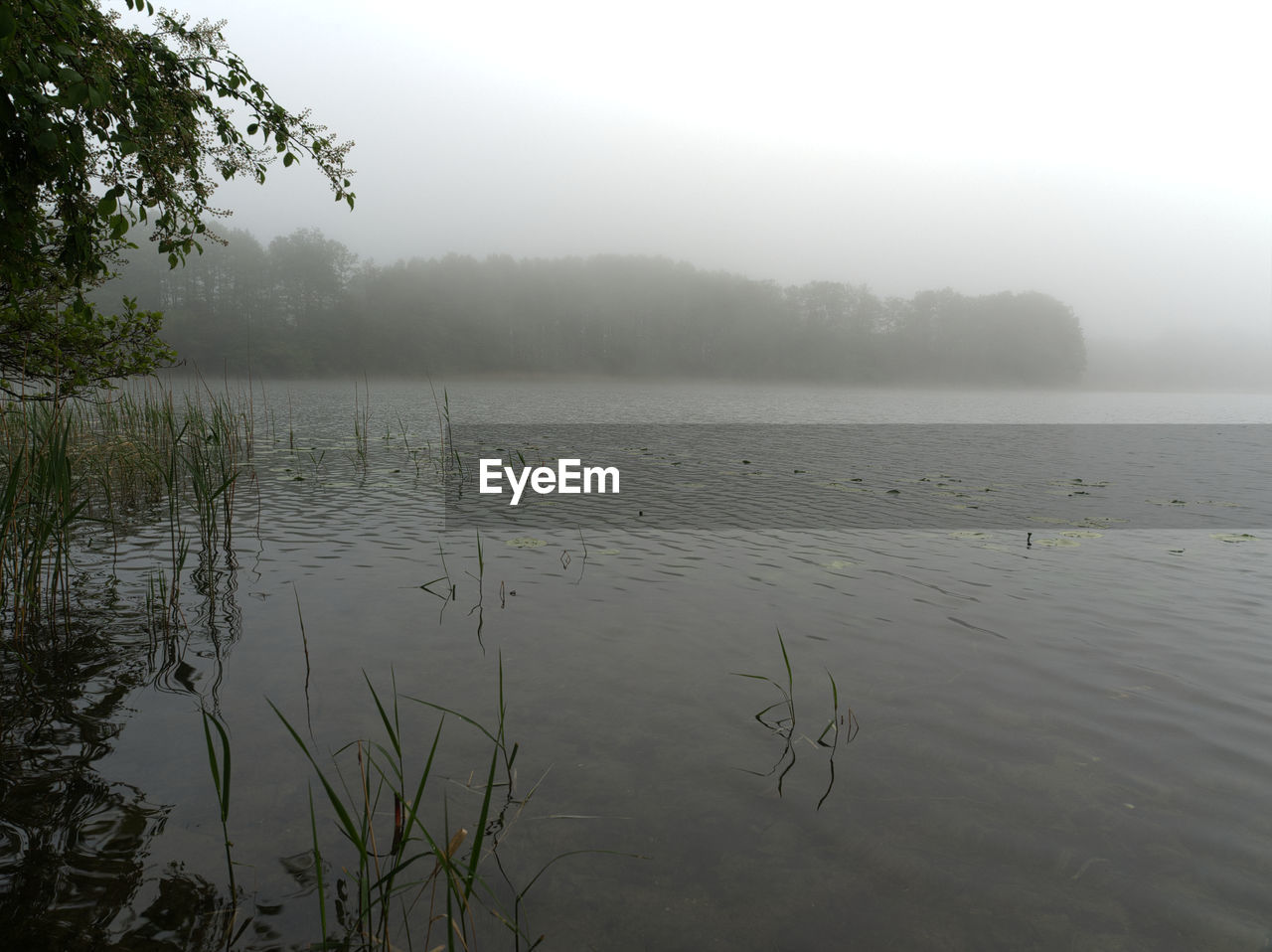 IDYLLIC VIEW OF LAKE AGAINST SKY