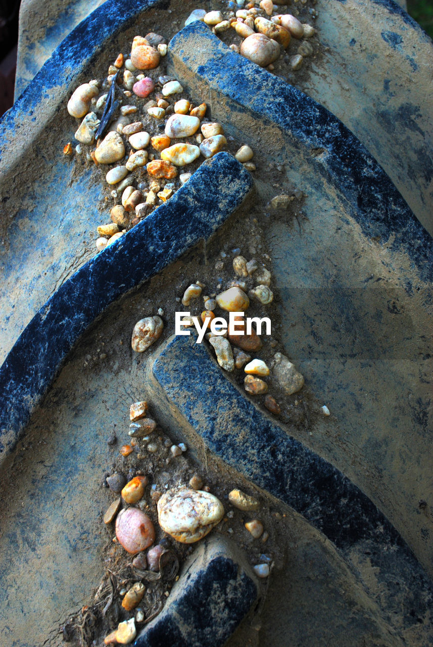 HIGH ANGLE VIEW OF PEBBLES ON GROUND