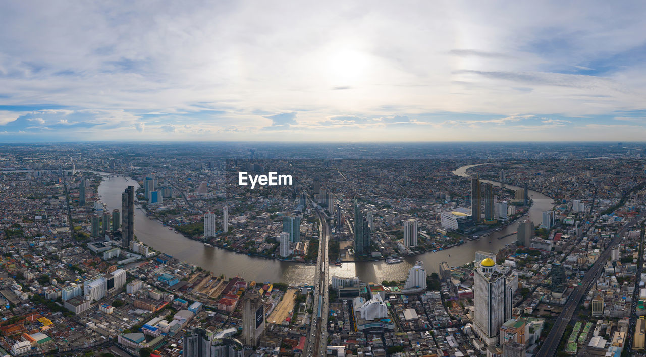 HIGH ANGLE VIEW OF CITYSCAPE AGAINST SKY