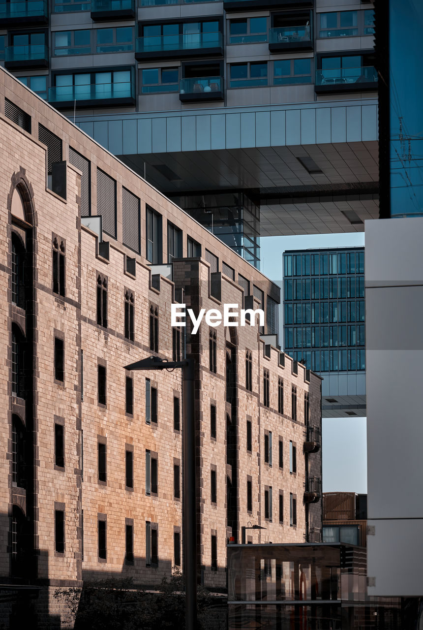 LOW ANGLE VIEW OF MODERN BUILDINGS AGAINST SKY