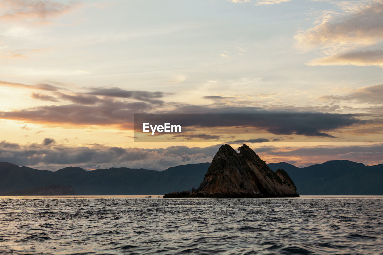 SCENIC VIEW OF SEA AGAINST SKY AT SUNSET