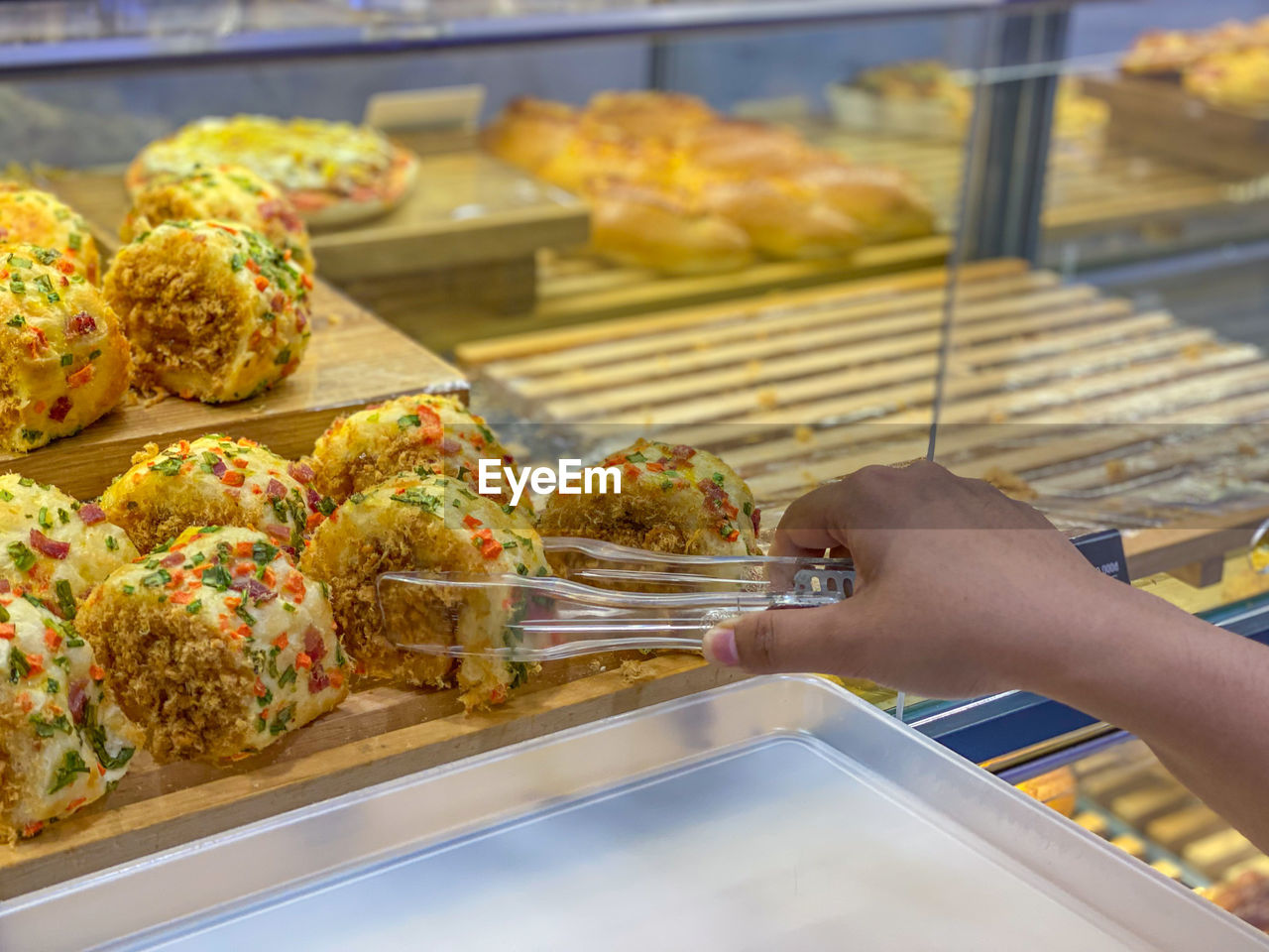 CLOSE-UP OF HAND HOLDING ICE CREAM CONE