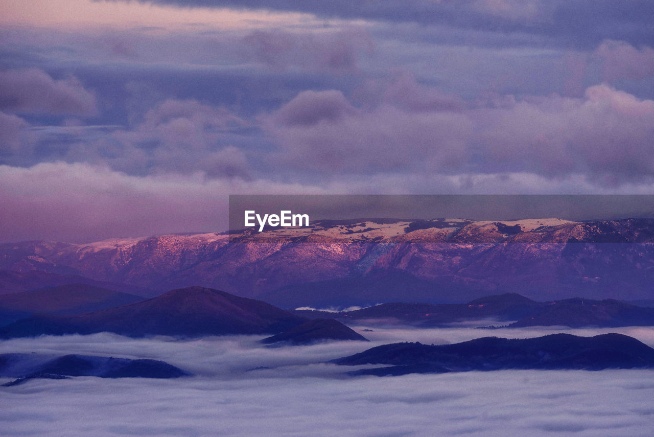 SCENIC VIEW OF MAJESTIC MOUNTAINS AGAINST SKY