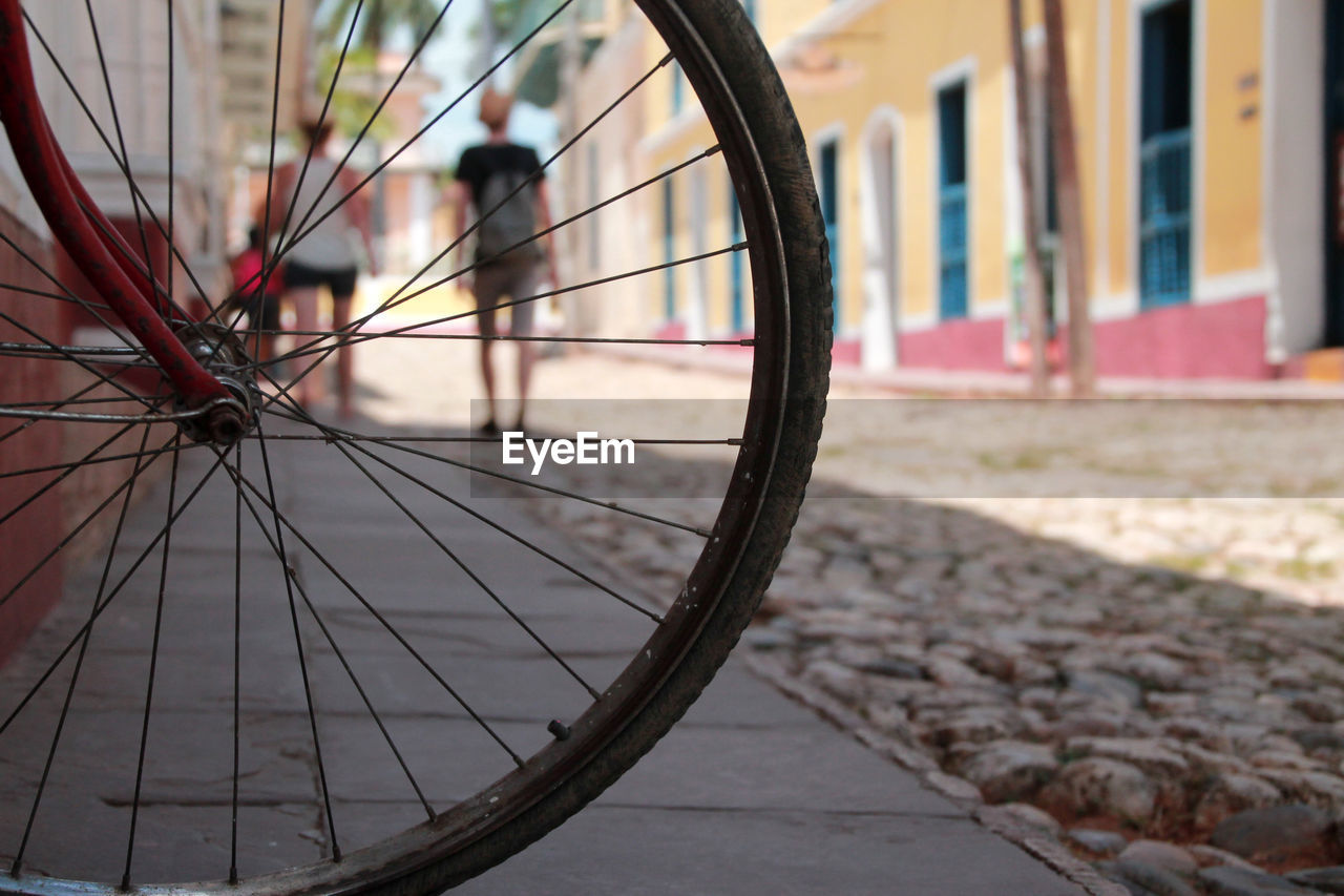 CLOSE-UP OF BICYCLE TIRE