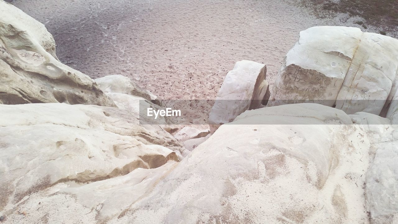 CLOSE-UP OF ROCK ON BEACH