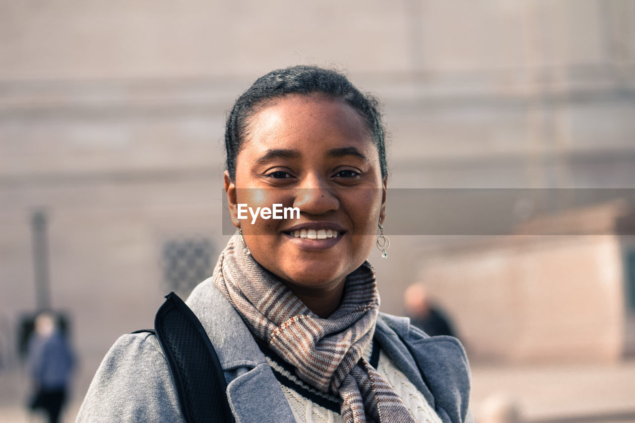 PORTRAIT OF YOUNG WOMAN SMILING
