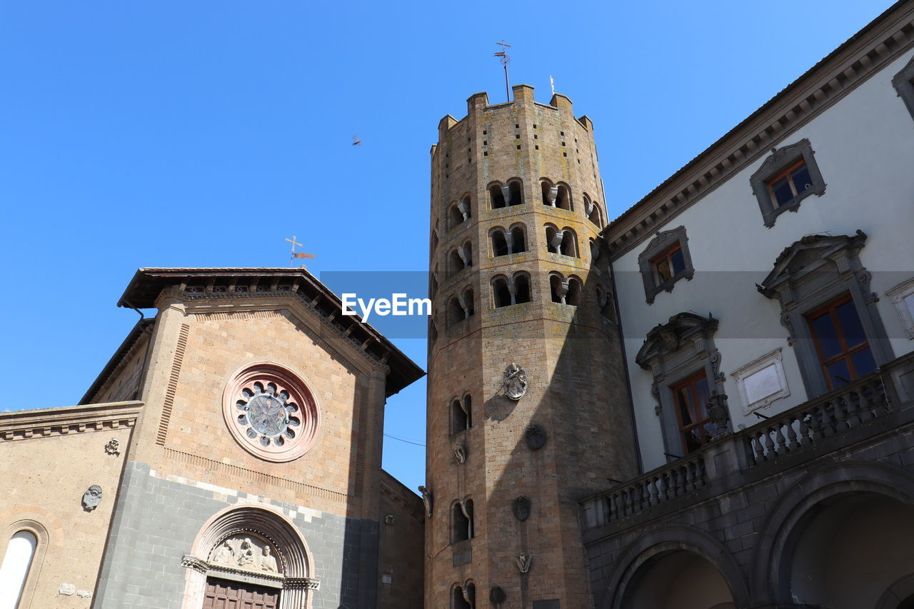 LOW ANGLE VIEW OF CLOCK TOWER AGAINST SKY IN CITY