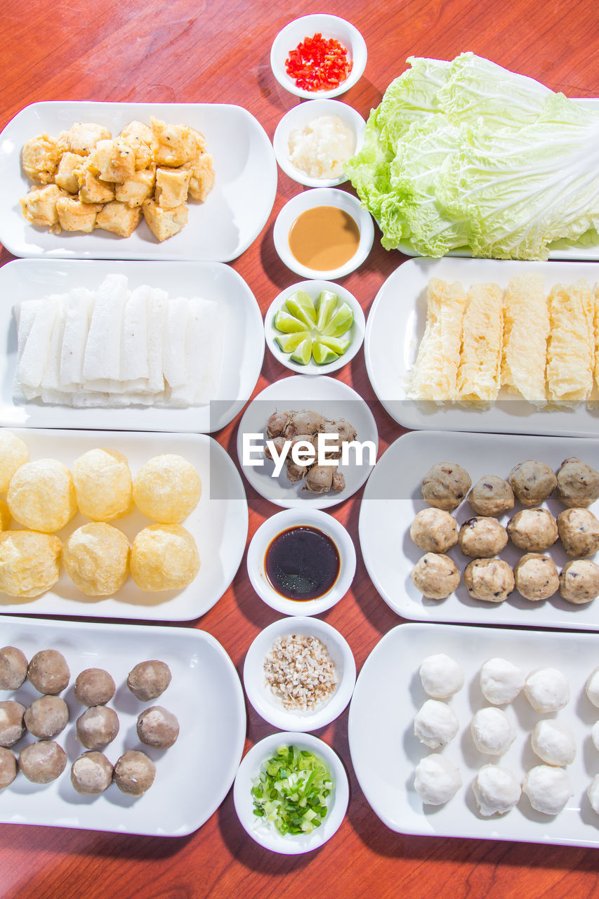 HIGH ANGLE VIEW OF VEGETABLES AND TABLE ON PLATE