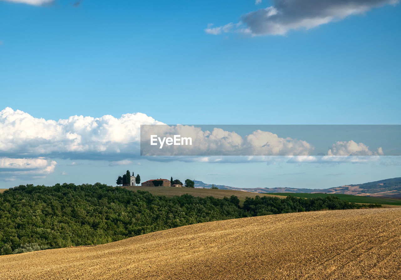 SCENIC VIEW OF AGRICULTURAL LANDSCAPE AGAINST SKY