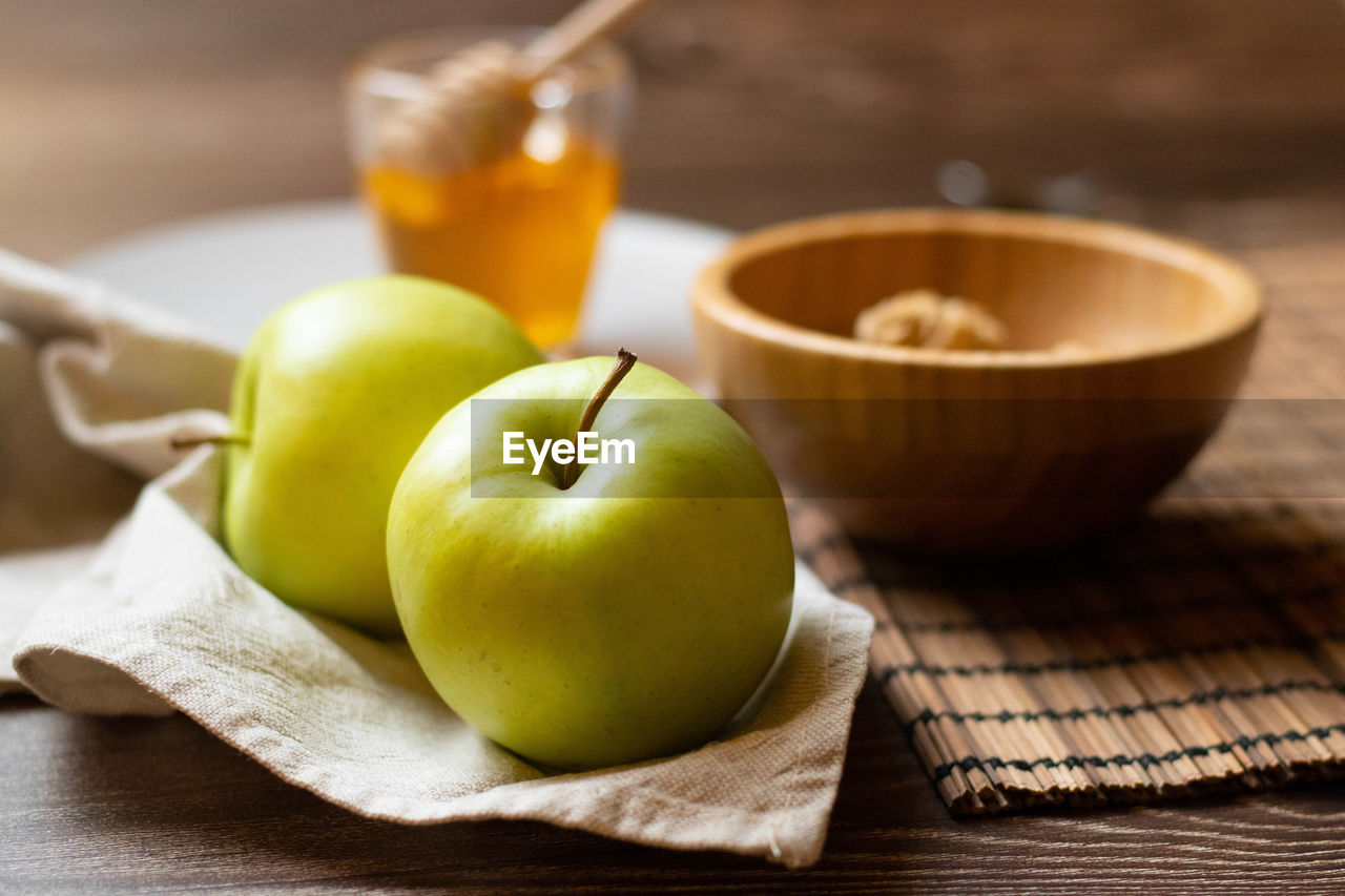 CLOSE-UP OF APPLE ON TABLE