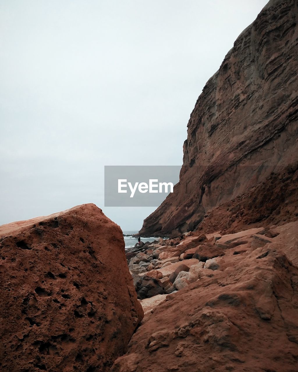 SCENIC VIEW OF ROCK FORMATIONS AGAINST SKY