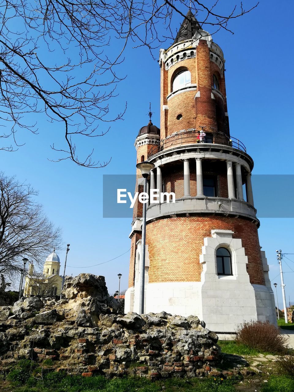 LOW ANGLE VIEW OF OLD BUILDINGS AGAINST SKY