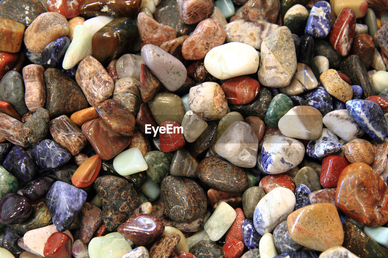 FULL FRAME SHOT OF STONES AND PEBBLES