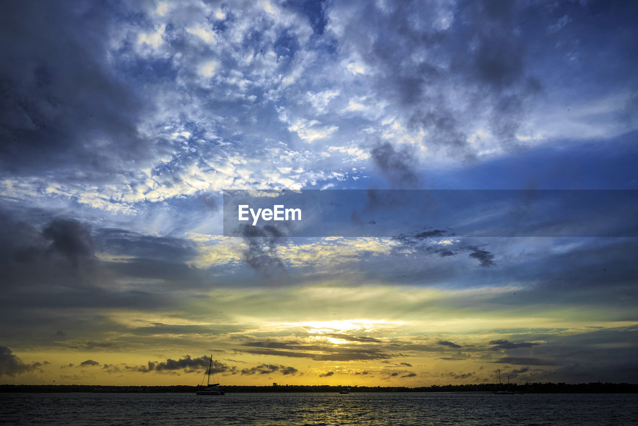 SCENIC VIEW OF DRAMATIC SKY OVER SEA