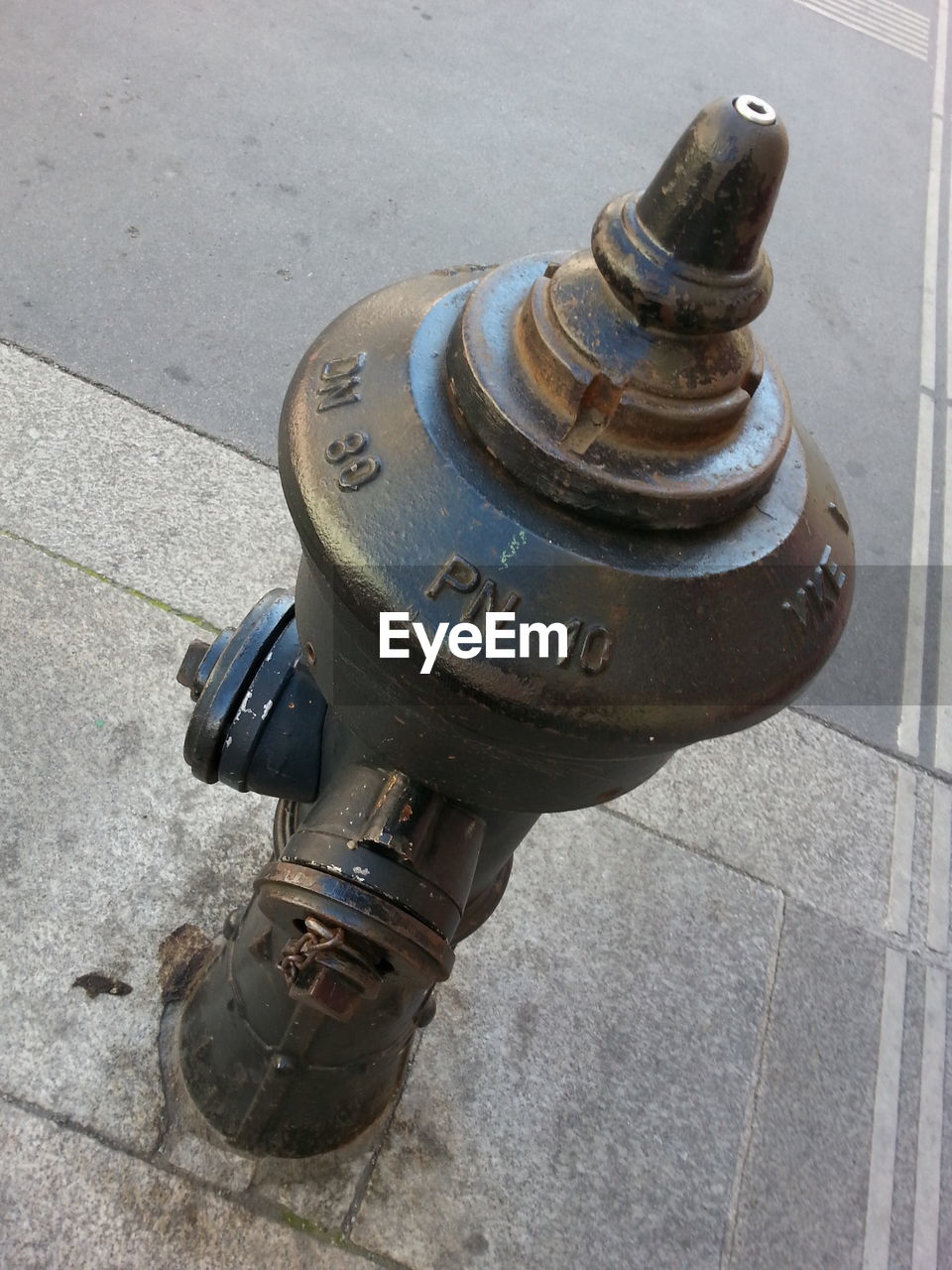 HIGH ANGLE VIEW OF FIRE HYDRANT ON FOOTPATH