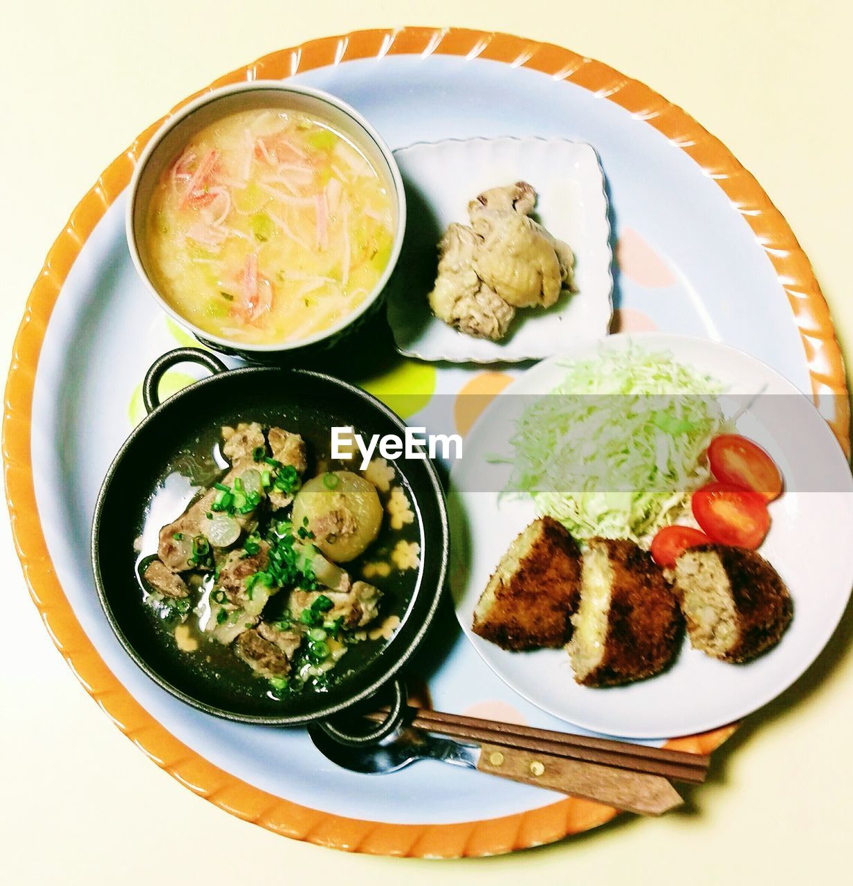 HIGH ANGLE VIEW OF FOOD IN PLATE ON TABLE