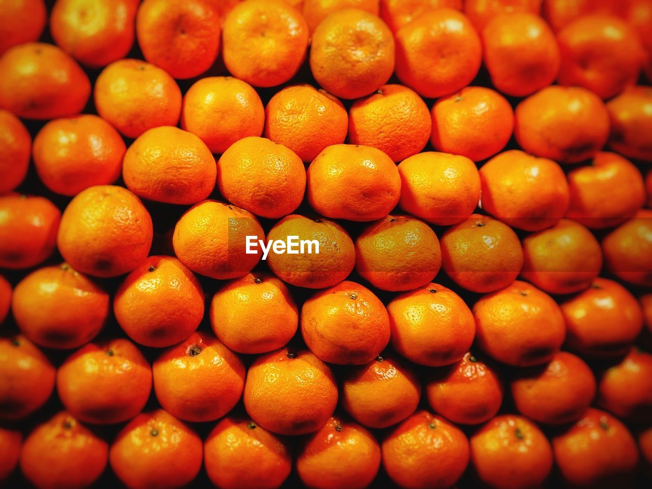 FULL FRAME SHOT OF ORANGES FOR SALE AT MARKET STALL