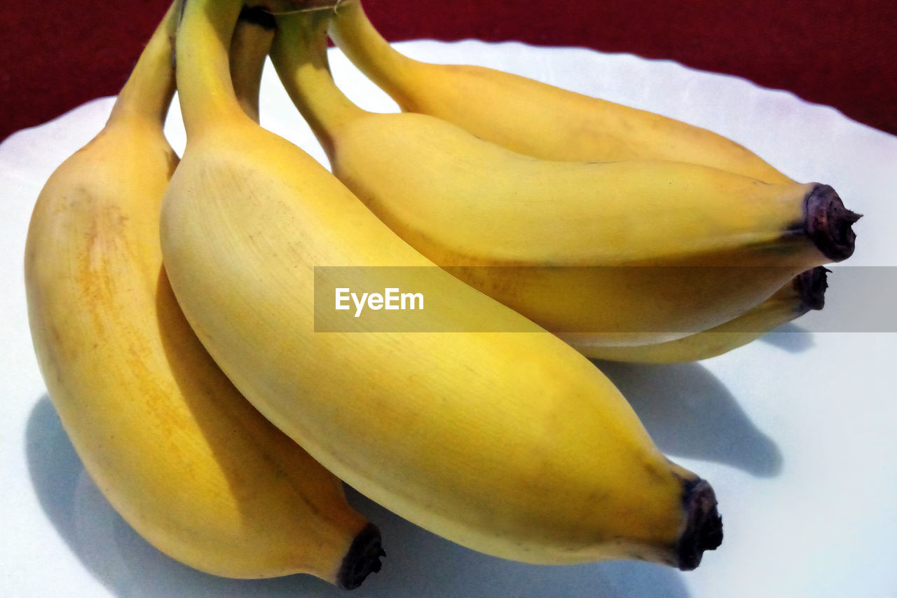 CLOSE-UP OF BANANAS