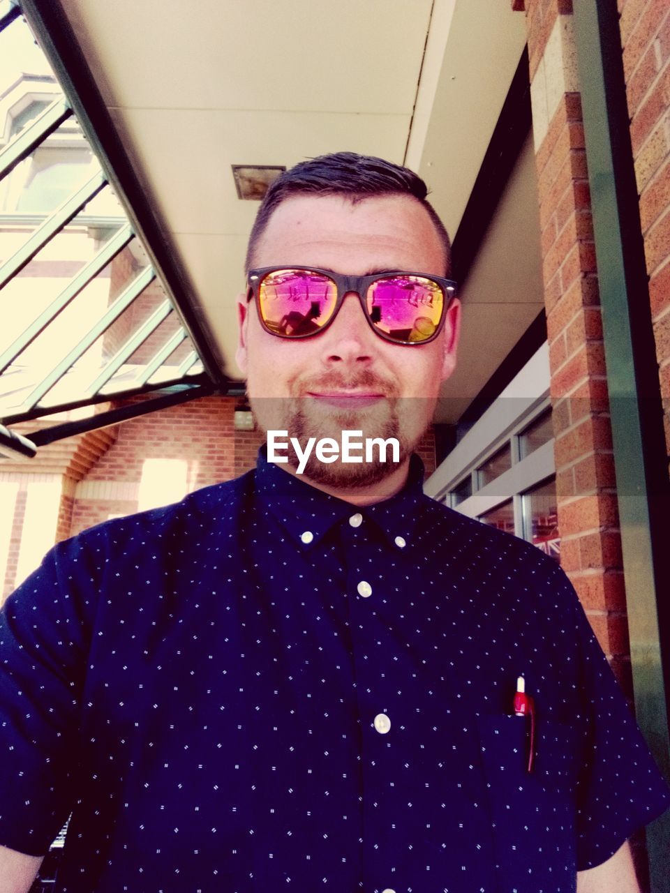 PORTRAIT OF YOUNG MAN WEARING EYEGLASSES