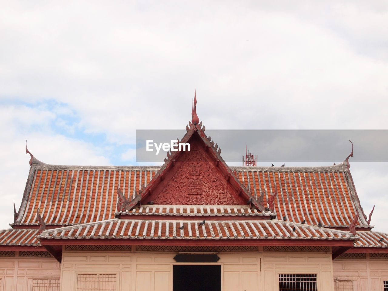 LOW ANGLE VIEW OF A BUILDING AGAINST SKY