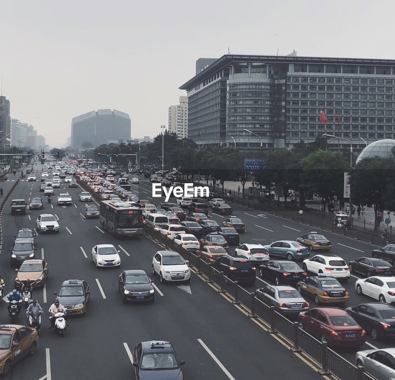 HIGH ANGLE VIEW OF TRAFFIC ON CITY STREET