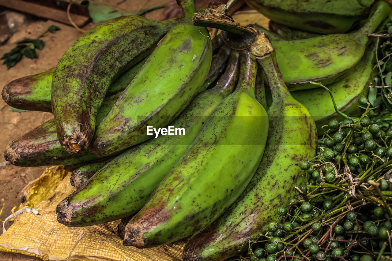 CLOSE-UP OF BANANA