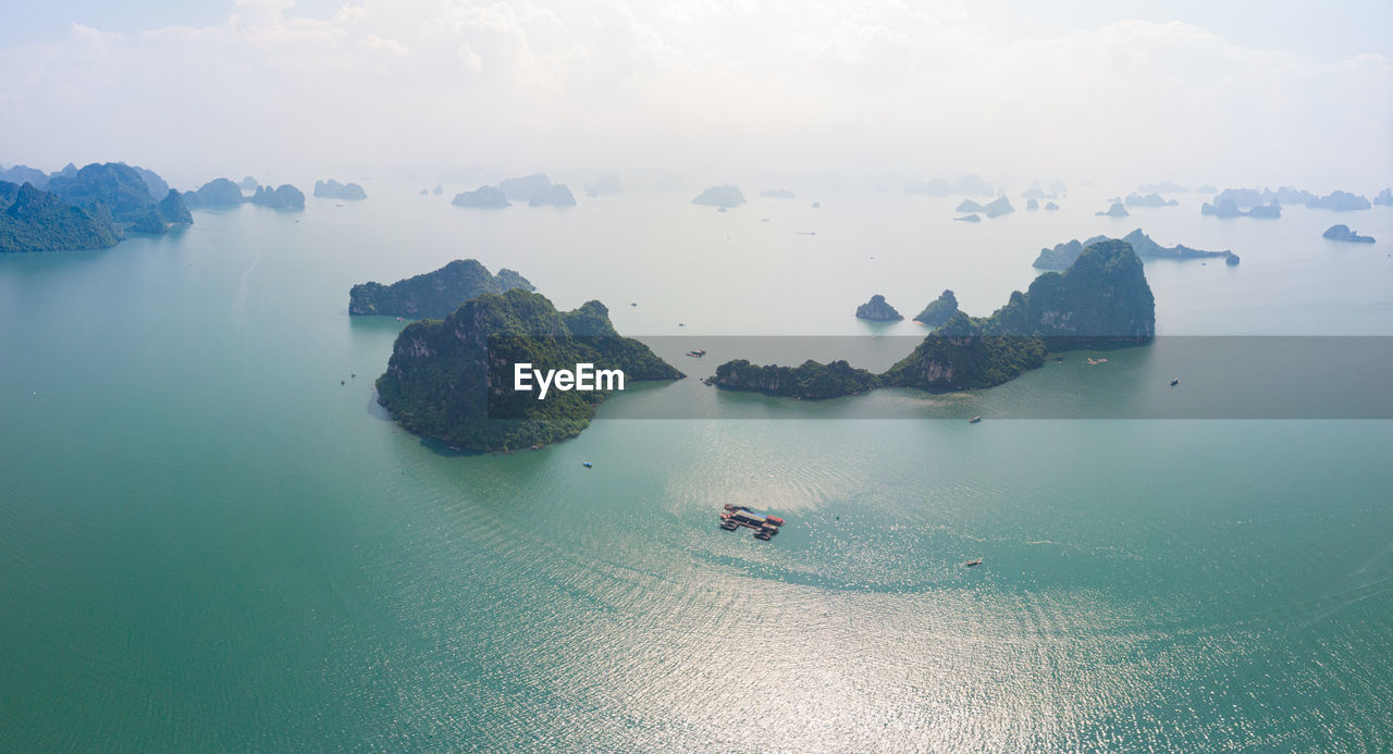 HIGH ANGLE VIEW OF ROCKS ON SEA