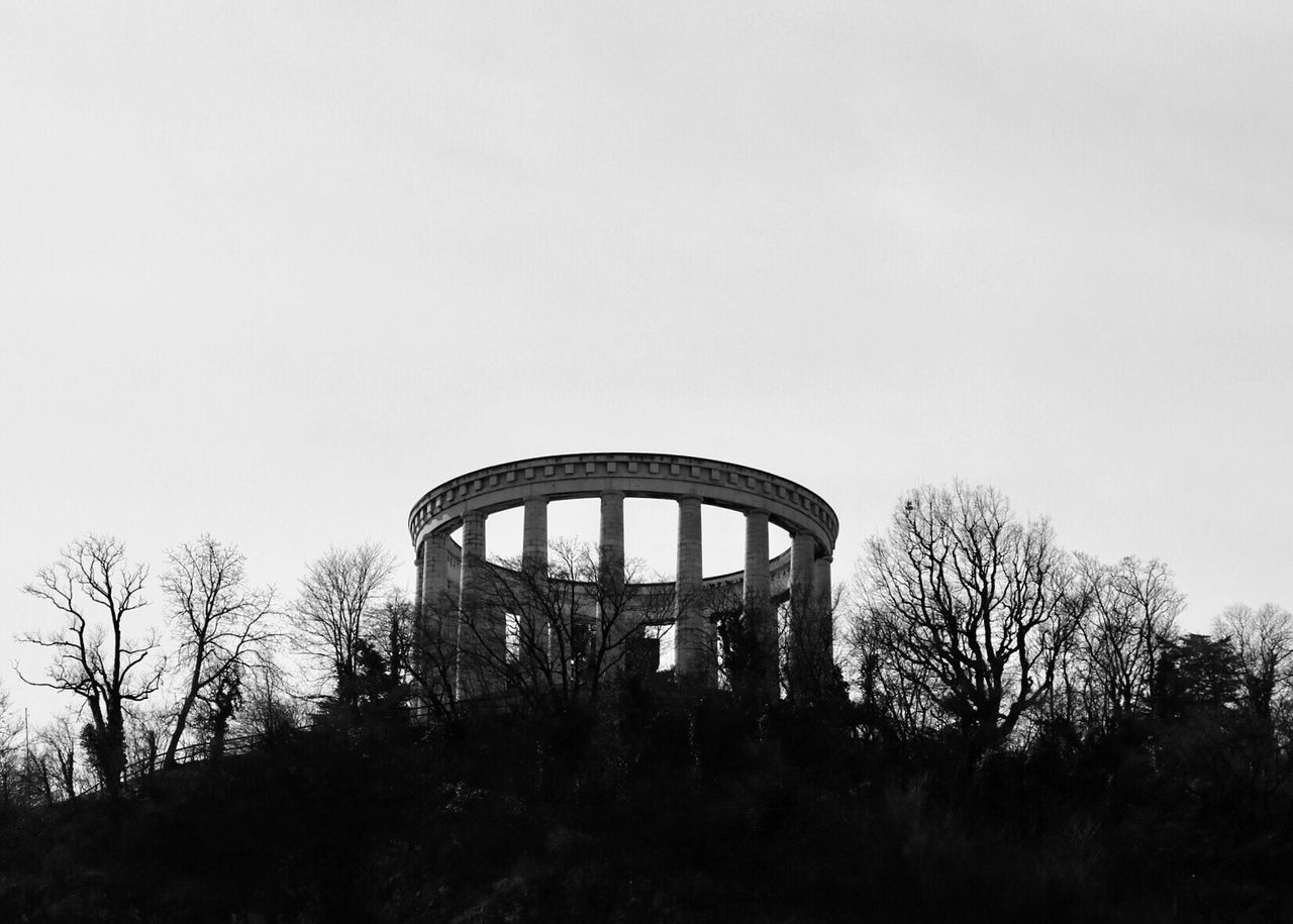 LOW ANGLE VIEW OF BUILT STRUCTURE AGAINST SKY