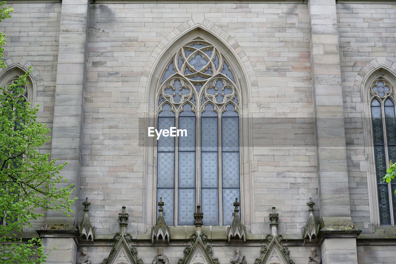 LOW ANGLE VIEW OF CLOSED GLASS WINDOW OF BUILDING