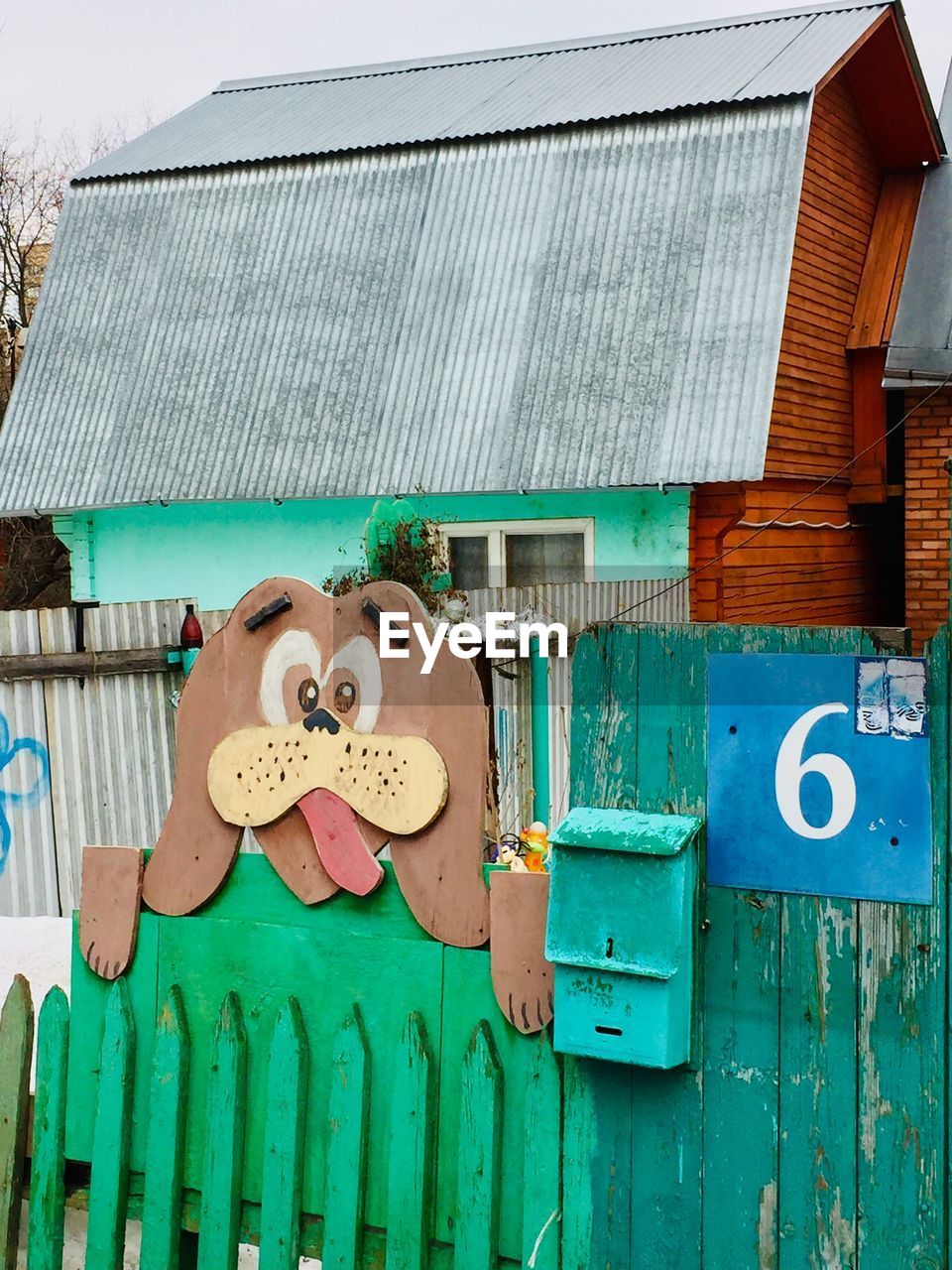 INFORMATION SIGN OUTSIDE HOUSE AGAINST BUILDING