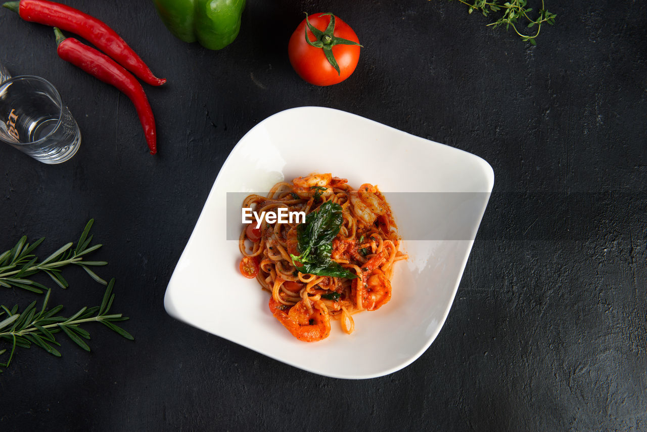 HIGH ANGLE VIEW OF FOOD SERVED IN PLATE ON TABLE