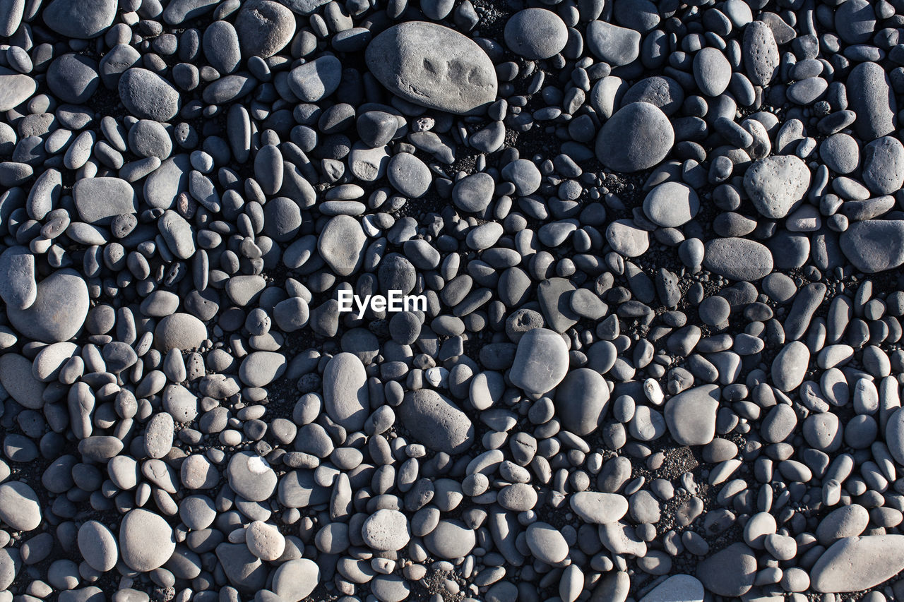 FULL FRAME SHOT OF PEBBLE PEBBLES