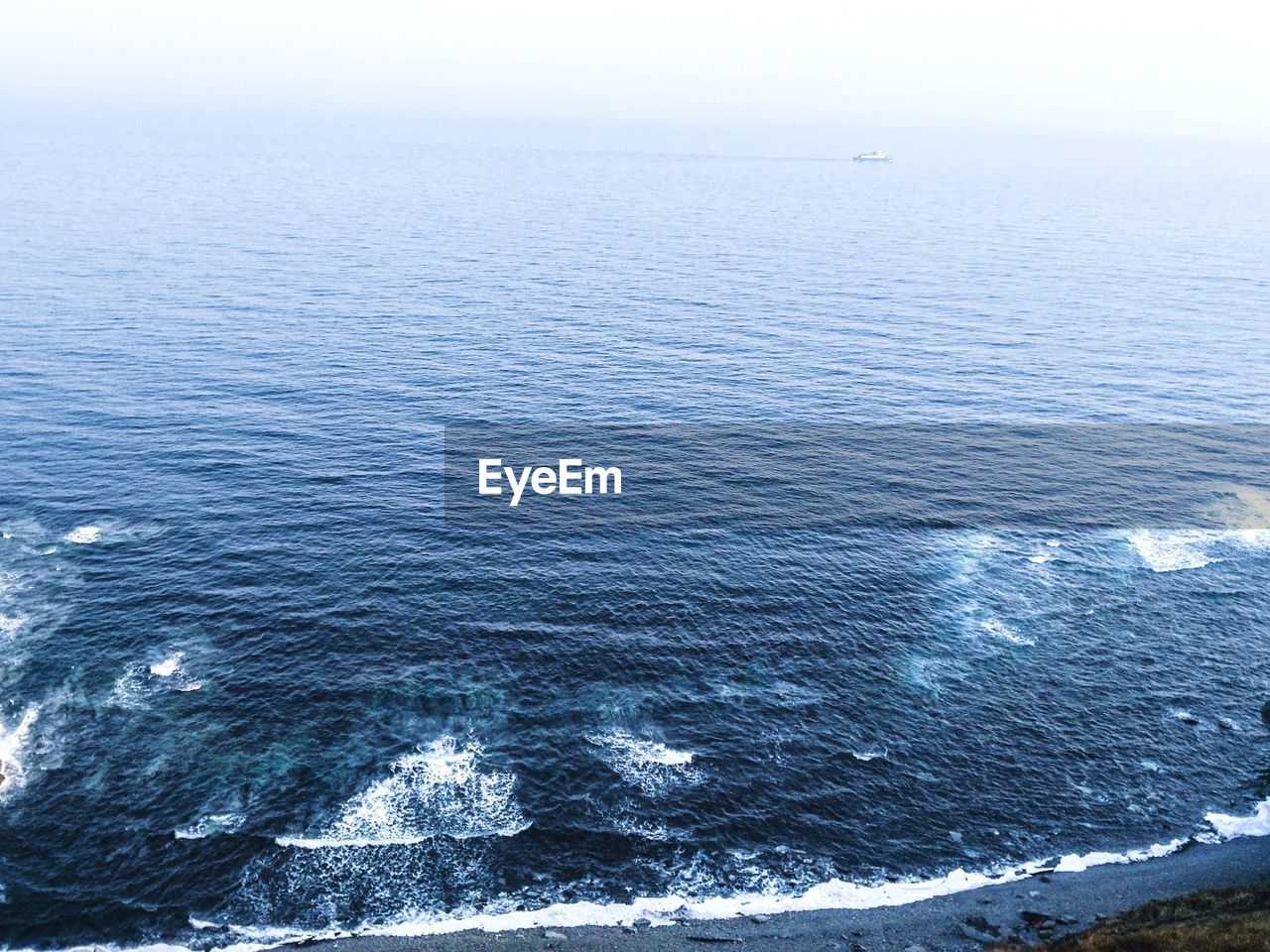 HIGH ANGLE VIEW OF SEA AGAINST BLUE SKY