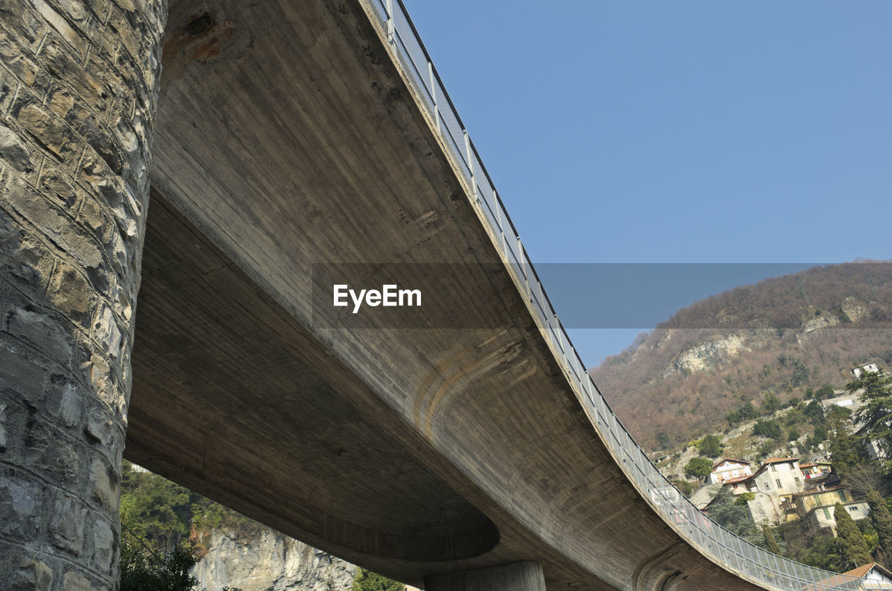 LOW ANGLE VIEW OF BUILT STRUCTURE AGAINST CLEAR SKY