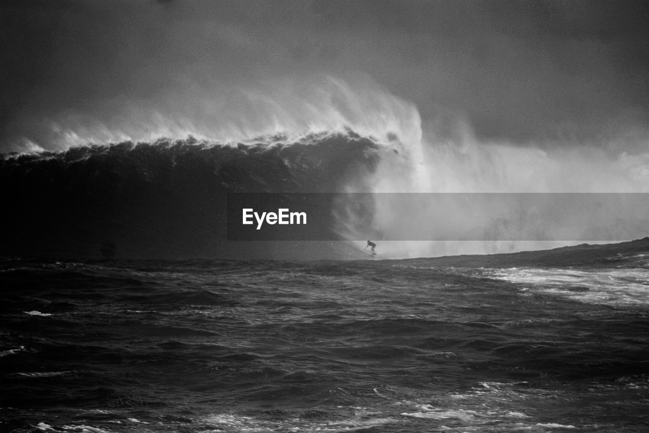 SCENIC VIEW OF SEA WAVES AGAINST SKY