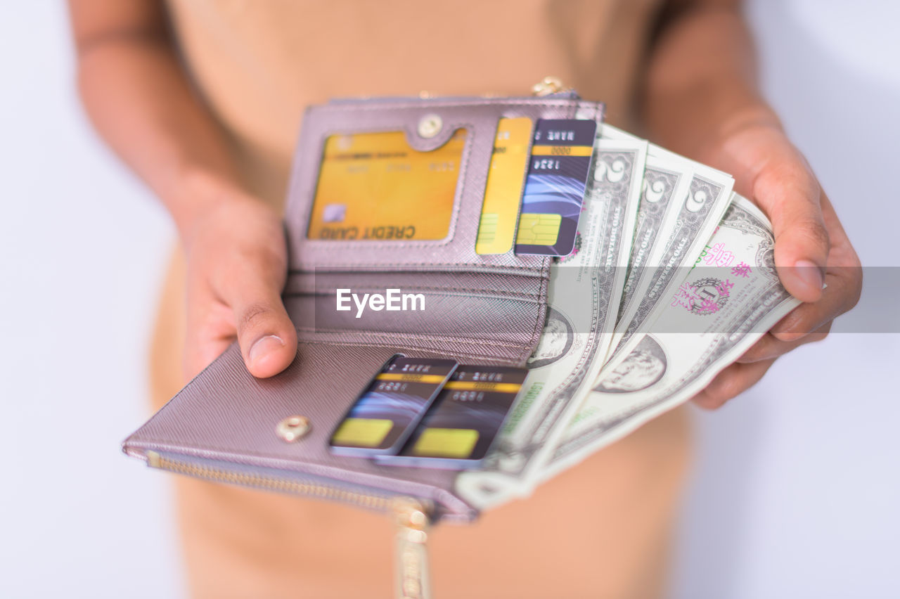 CLOSE-UP OF WOMAN HOLDING SMART PHONE WITH TEXT